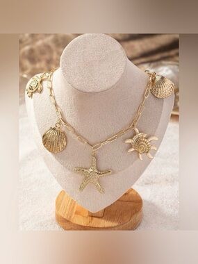 💎 NEW 💎 Gold Seashell & Starfish Charm Necklace 💎
